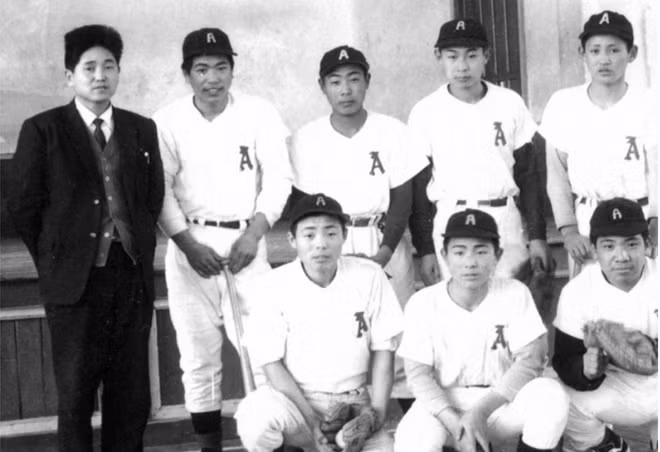 Ông Suga Yoshihide hồi trẻ (hàng sau, bên phải ngoài cùng) và đồng đội trong câu lạc bộ bóng chày cấp ba. Ảnh: Kyodo.