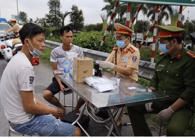 Cảnh sát giao thông xử lý lái xe vi phạm.