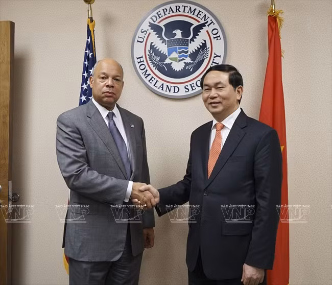 Tháng 3-2015, Bộ trưởng Bộ Công an Trần Đại Quang thăm chính thức Mỹ nhằm góp phần thúc đẩy hơn nữa quan hệ đối tác toàn diện giữa hai nước, nhân kỷ niệm 20 bình thường hóa quan hệ Việt - Mỹ. Trong ảnh, Bộ trưởng Trần Đại Quang gặp Bộ trưởng Bộ An ninh Nội địa Hoa Kỳ Jeh Johnson.