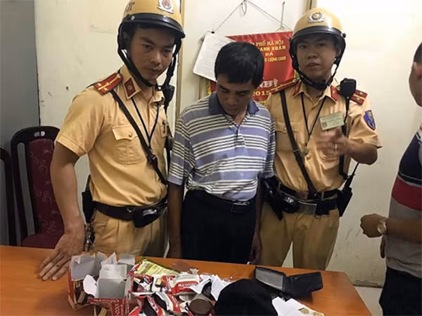Đối tượng Nguyễn Văn Tiến được CSGT dẫn giải về CAP Thượng Đình