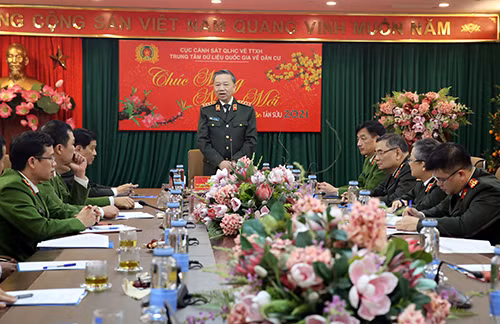 Bộ trưởng Tô Lâm phát biểu chỉ đạo công tác trọng tâm về hai Dự án Cơ sở dữ liệu quốc gia về dân cư và Sản xuất, cấp, quản lý CCCD.