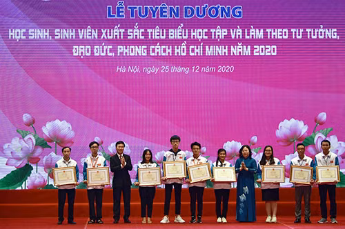 Trưởng Ban Tuyên giáo Trung ương Võ Văn Thưởng trao Bằng khen cho học sinh, sinh viên xuất sắc, tiêu biểu