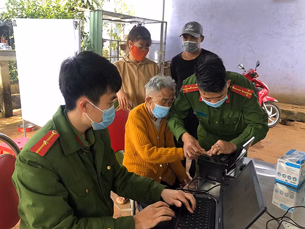 Công an huyện Đắk Song đến tận nhà làm các thủ tục cấp căn cước công dân cho Mẹ Việt Nam Anh hùng Châu Thị Nghê.