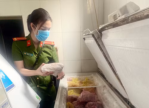 Lực lượng công an phát hiện, kiểm tra số thịt động vật và nội tạng vi phạm Lực lượng công an phát hiện, kiểm tra số thịt động vật và nội tạng vi phạm