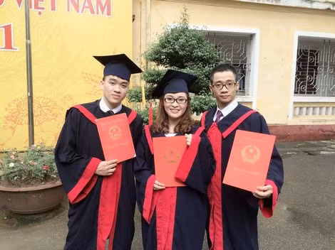 Nguyễn Ngọc Minh ngày tốt nghiệp Trường Đại học Kinh tế Quốc dân. Nguyễn Ngọc Minh ngày tốt nghiệp Trường Đại học Kinh tế Quốc dân.