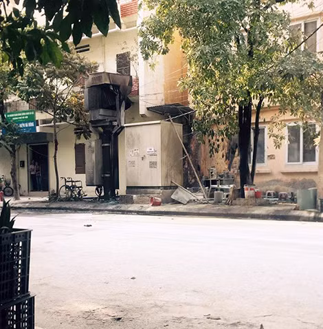 Hiện trường vụ nổ bốt điện. Ảnh: Tùng Anh.