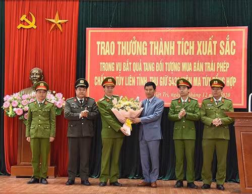 Đồng chí Hồ Đại Dũng, Phó Chủ tịch UBND tỉnh tặng hoa chức mừng chiến công của Công an thành phố Việt Trì bắt giữ đối tượng tàng trữ, vận chuyển, mua bán trái phép hơn 5000 viên ma túy tổng hợp.