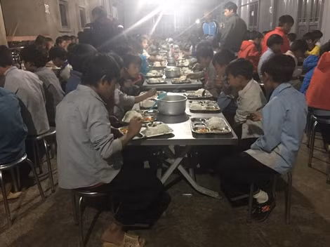 Một bữa ăn của các học sinh nội trú.