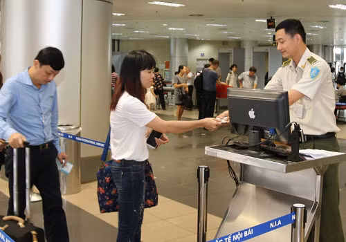 Hành khách cần có giấy tờ tùy thân khi đi máy bay. Ảnh minh họa: Xuân Hoa