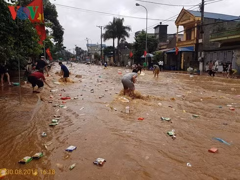 Quốc lộ 6 đoạn qua khu vực chợ trung tâm thành sông cuốn theo nhiều vật dụng.