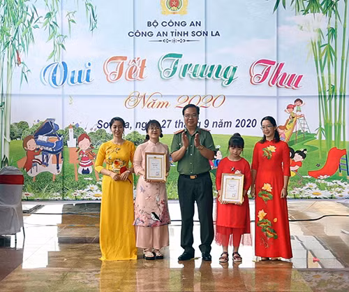 Ban tổ chức trao giải nhất và giải nhì cho các đội thi