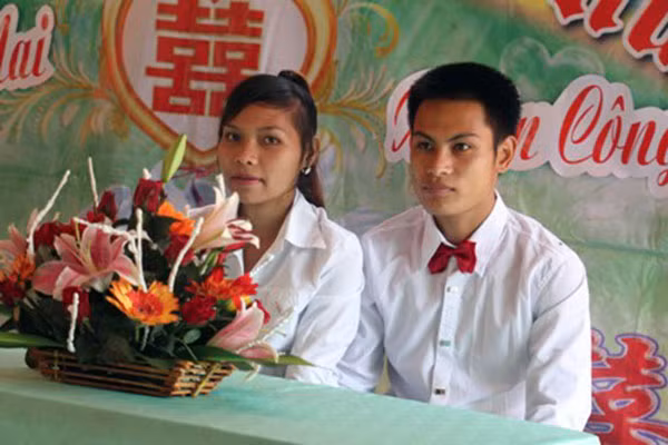 Đám cưới hạnh phúc của cô gái Hồ Thanh Mai, người con gái dân tộc Chứt, trú tại bản Rào Tre chàng trai Lê Xuân Công ở xã Phúc Đồng. Ảnh dân trí