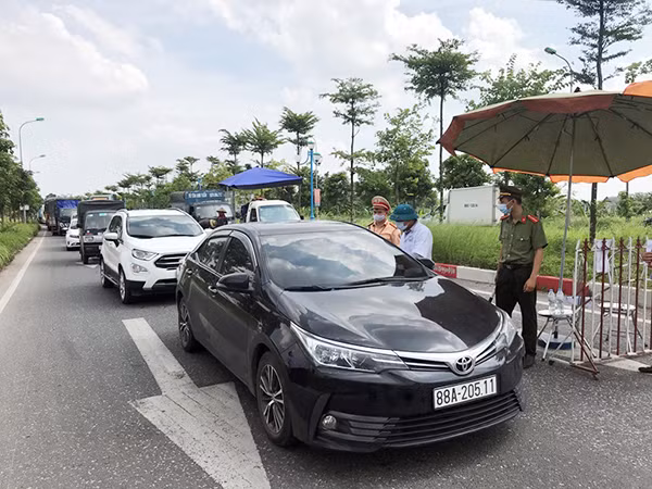 Từ 0h ngày 27/5, Vĩnh Phúc quyết định hạn chế người và phương tiện từ vùng dịch vào địa bàn tỉnh. Hình ảnh tại chốt kiểm soát phòng dịch số 2 trên đường 100, thuộc địa phận huyện Bình Xuyên, mỗi ngày kiểm tra hàng nghìn lượt người và phương tiện từ các tỉnh khác vào địa bàn.