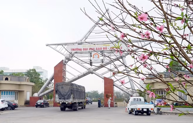 Sau 7 ngày thi công thần tốc, Bệnh viện dã chiến (BVDC) số 3 tại Trung tâm Thực hành Thực nghiệm, trường Đại học Sao Đỏ - Cơ sở 2 (Chí Linh, Hải Dương) đã cơ bản hoàn thiện, với tổng diện tích mặt sàn 5230,17 m2.