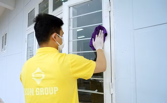 Đội ngũ công nhân dồn sức hoàn thiện các công đoạn cuối cùng như lau dọn vệ sinh, kê bàn ghế, giường tủ, sắp xếp trang thiết bị giường bệnh, kiểm tra đường điện…
