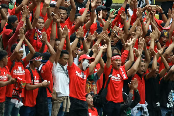 Cổ động viên Indonesia rất vui mừng khi đội nhà dẫn trước U22 Đông Timor.