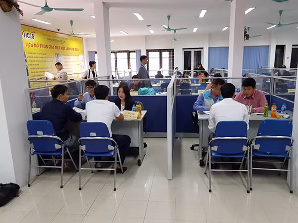 Người lao động nên đến các Trung tâm dịch vụ việc làm, các sàn giao dịch việc làm để tránh bẫy lừa đảo tuyển dụng.