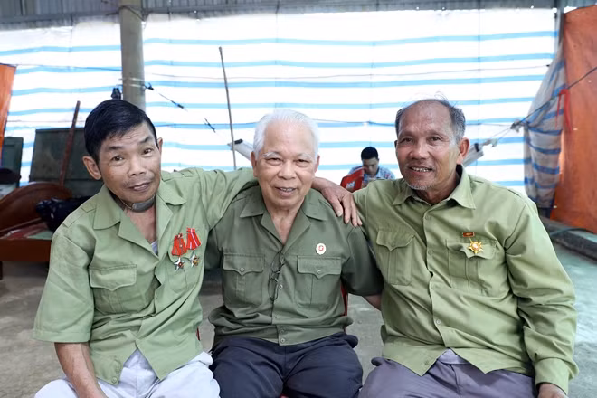 Những người lính của chiếc xe tăng số hiệu 846 năm nào. Từ trái qua: ông Nguyễn Bá Tứ (pháo thủ số 2), ông Nguyễn Quang Hòa (trưởng xe) và ông Trần Bình Yên (lái xe tăng).