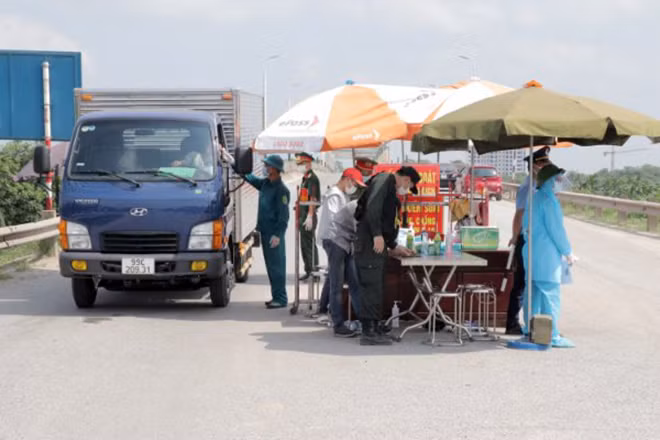 Chốt kiểm soát phòng dịch COVID-19 tại địa bàn huyện Yên Phong.
