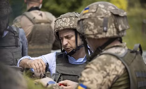 Tổng thống Volodymyr Zelensky thị sát vùng lửa Donbass.
