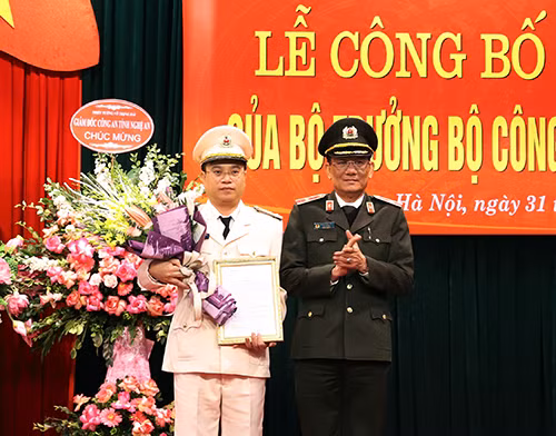 Thiếu tướng Phạm Ngọc Việt, Cục trưởng Cục An ninh nội địa trao quyết định cho Thượng tá Đinh Việt Dũng