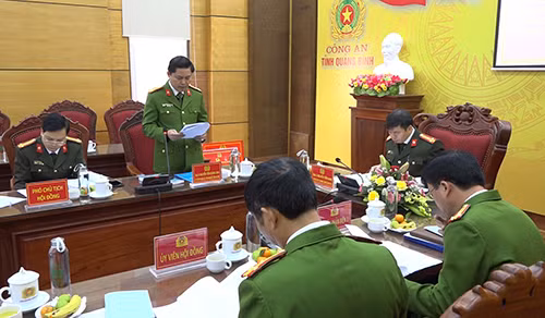 Đại tá Nguyễn Tiến Hoàng Anh – Phó Giám đốc Công an tỉnh, chủ nhiệm đề tài trình bày báo cáo kết quả nghiên cứu đề tài.