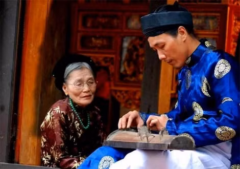 Nhà nghiên cứu Bùi Trọng Hiền và danh ca Nguyễn Thị Chúc. Nhà nghiên cứu Bùi Trọng Hiền và danh ca Nguyễn Thị Chúc.