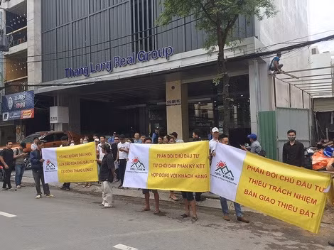Người mua nền đất tại dự án Đông Tăng Long căng băng rôn, yêu cầu chủ đầu tư ra đối thoại.