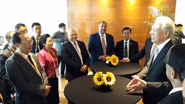 Bộ trưởng cao cấp kiêm Bộ trưởng Điều phối an ninh quốc gia Singapore (bìa phải) gặp trưởng đoàn các nước.