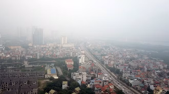 Hôm nay, người dân thủ đô đón một tuần mới trong cái tiết trời có phần đỏng đảnh của mùa đông Hà Nội với những cơn mưa phùn rả rích cũng màn sương mờ ảo bao vậy mọi ngõ nghách Hà thành.