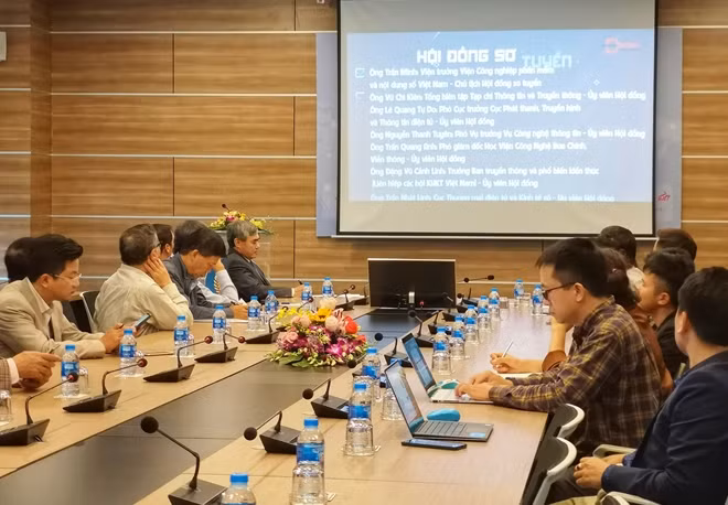 Các đại biểu tại buổi họp báo.