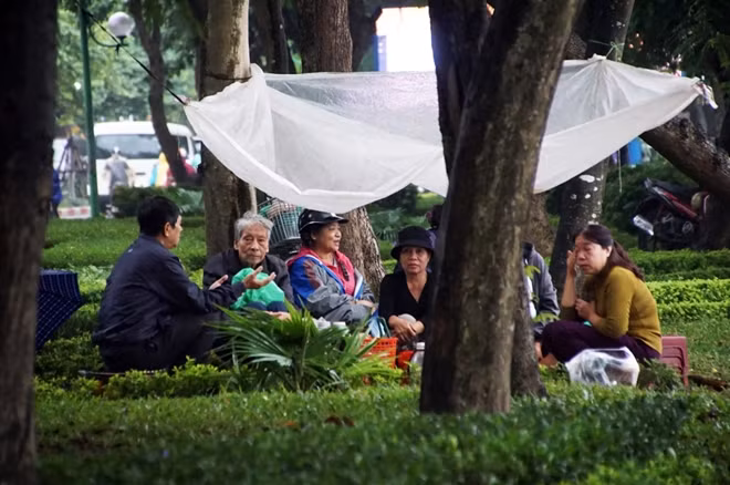 Bờ hồ Tây, các cụ gì vần ngồi tán chuyện bên những chén trà ấm nóng buổi sáng sớm.