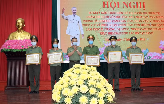 Trung tướng Nguyễn Ngọc Toàn, Cục trưởng Cục Công tác đảng và Công tác chính trị, Bộ Công an trao tặng danh hiệu “Chiến sỹ thi đua toàn lực lượng CAND” và Bằng khen của Bộ trưởng Bộ Công an cho cá nhân có thành tích xuất sắc trong 5 năm thực hiện Chỉ thị số 05 của Bộ Chính trị.