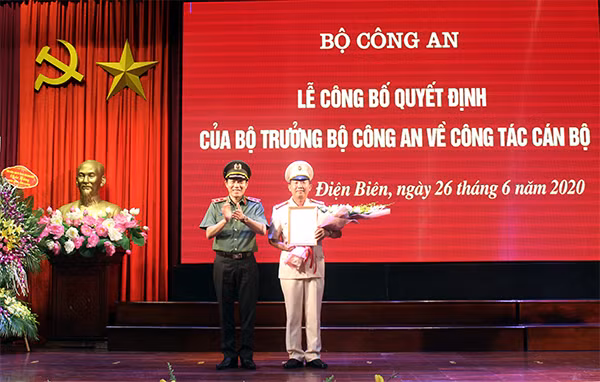 Thứ trưởng Lương Tam Quang trao Quyết định cho tân Giám đốc Công an tỉnh Điện Biên.