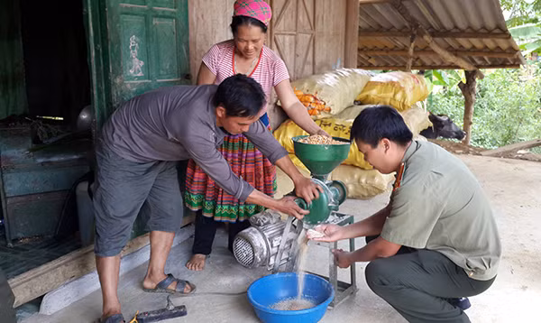 Cán bộ Phòng chống phản động và chống khủng bố Công an tỉnh Lào Cai bằng việc làm thiết thực giúp dân.
