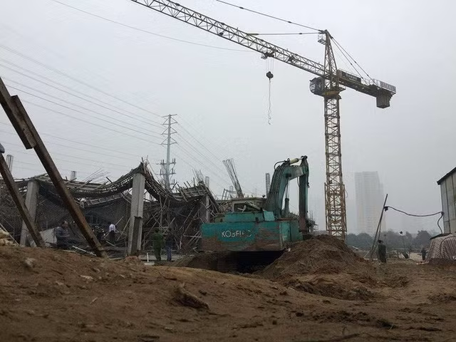 Trong lúc các công nhân đang thi công thì giàn giáo rung chuyển rồi đổ sập xuống ngay sau đó. Nhiều công nhân do quá bất ngờ, không kịp phản ứng nên bị chôn vùi trong đống đổ nát. Ảnh: Ngọc Thắng. Trong lúc các công nhân đang thi công thì giàn giáo rung chuyển rồi đổ sập xuống ngay sau đó. Nhiều công nhân do quá bất ngờ, không kịp phản ứng nên bị chôn vùi trong đống đổ nát. Ảnh: Ngọc Thắng.