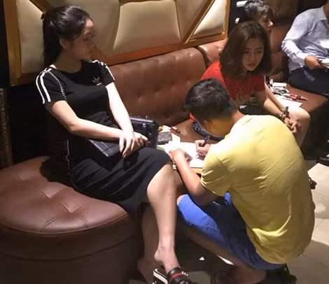 Cơ quan Công an lập biên bản bắt quả tang các đối tượng sử dụng ma túy tổng hợp tại quán karaoke.