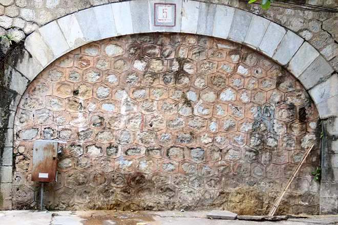 Ban đầu, có tất cả 131 vòm cầu được người Pháp xây dựng tuy nhiên do tình trạng ăn xin, nghiện hút khiến khu vực trên mất an ninh trật tự nên chính quyền thành phố đã quyết định bịt kín 127 trên tổng số 131 vòm cầu và chỉ gia cố 4 vòm cầu thành lối đi cho người dân.