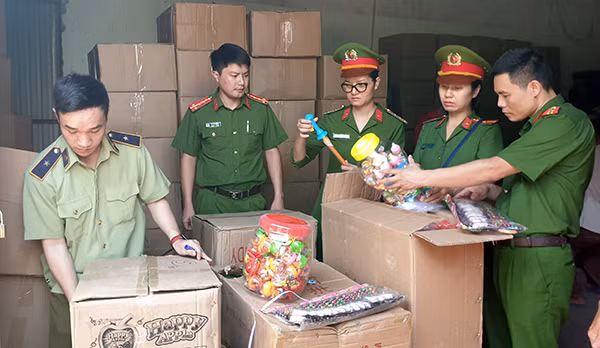 Lực lượng chức năng kiểm đếm số hàng chưa xuất trình được hóa đơn chứng từ