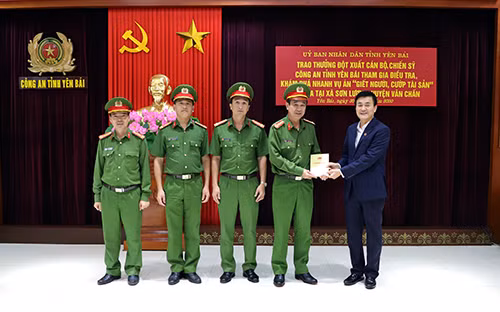Đồng chí Nguyễn Chiến Thắng – Phó Chủ tịch UBND tỉnh Yên Bái trao thưởng cho các thành viên Ban chuyên án.