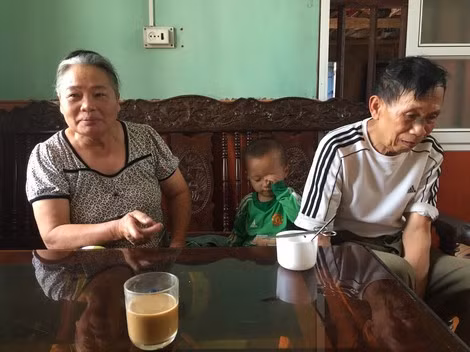 Vợ chồng bà Dụ kể về cậu con trai tật nguyền.