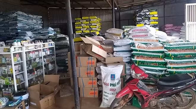 Bà con nông dân mua vật tư nông nghiệp không còn phải đâu đầu vì "vay nóng" (ảnh LT)