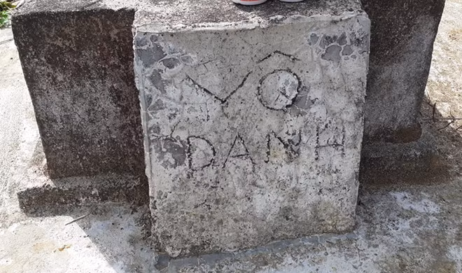 Một trong những ngôi mộ vô danh của phu vàng.