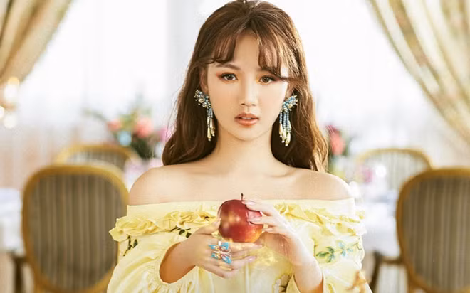 Ca sĩ trẻ Amee ra album đầu tay ở tuổi 20.