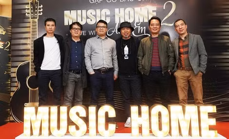 Nhạc sĩ Huy Tuấn và ban nhạc Anh Em.