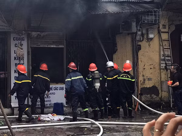 Công tác dập lửa được triển khai khẩn trương.
