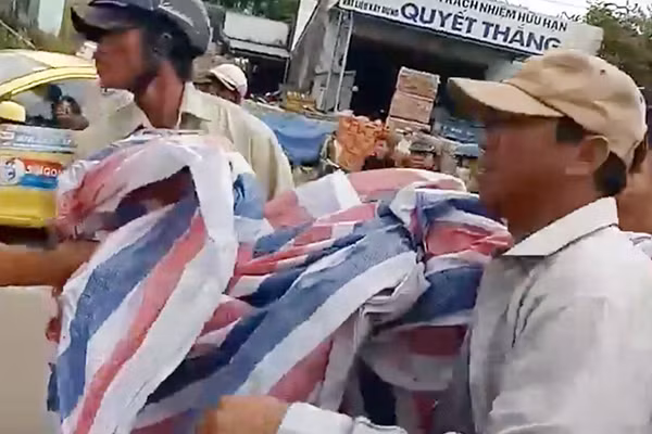 Người dân địa phương đưa các nạn nhân đi cấp cứu Người dân địa phương đưa các nạn nhân đi cấp cứu