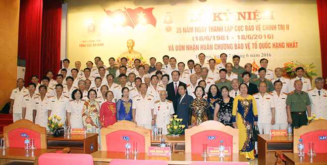 Đống chí Trần Đại Quang, Ủy viên Bộ Chính trị, Chủ tịch nước CHXH Chủ nghĩa Việt Nam chụp ảnh với các cán bộ, chiến sỹ Cục BVCT II Đống chí Trần Đại Quang, Ủy viên Bộ Chính trị, Chủ tịch nước CHXH Chủ nghĩa Việt Nam chụp ảnh với các cán bộ, chiến sỹ Cục BVCT II