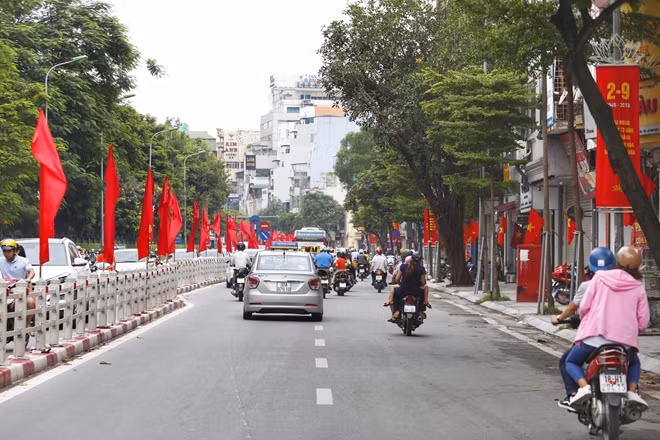 Nhiều tuyến đường và hai bên vỉa hè Hà Nội những ngày này đã được trang hoàng cờ đỏ, hoa tươi và các khẩu hiệu nhân dịp Quốc khánh.