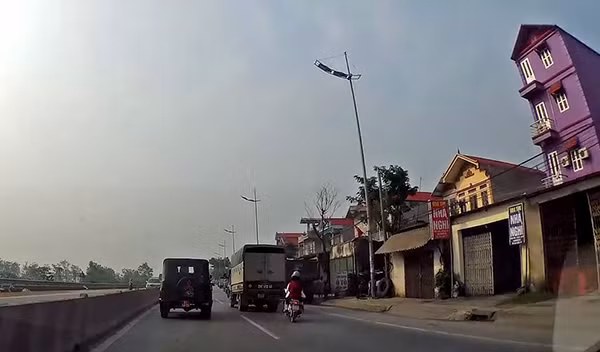 Hai cô gái phóng xe máy trên quốc lộ 1A.